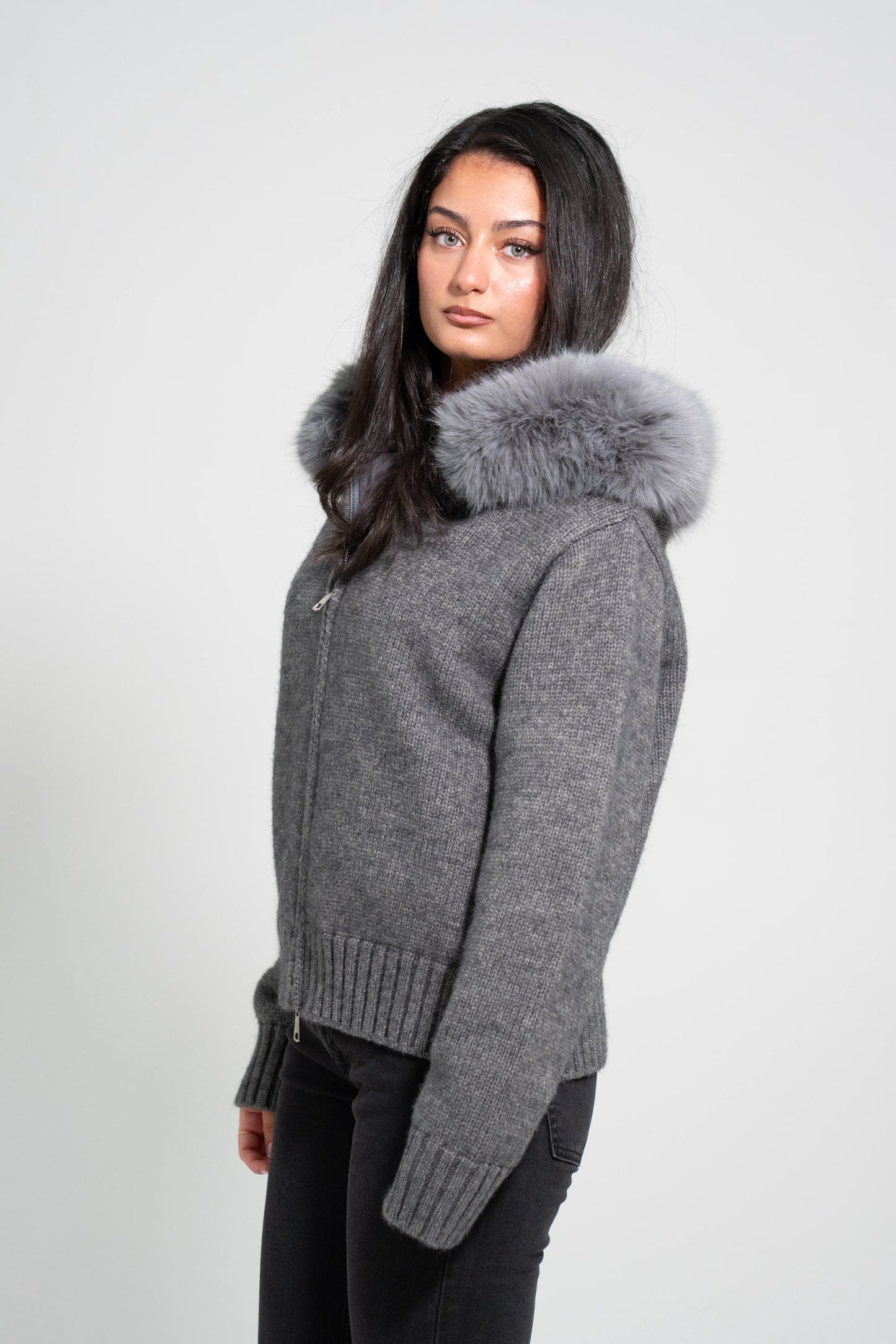 Cardigan Grigio con Zip e Pelliccia Naturale | Stile Autunno-Inverno Arianna