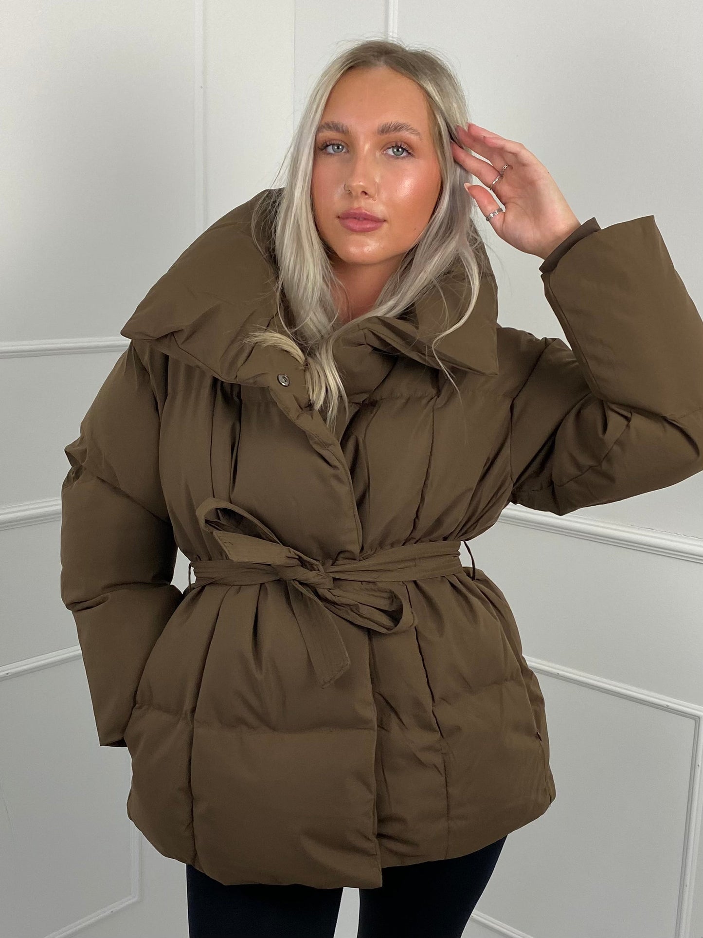 Elegante Giacca Piumino Corto con Cintura | Inga TIAMUSE Older