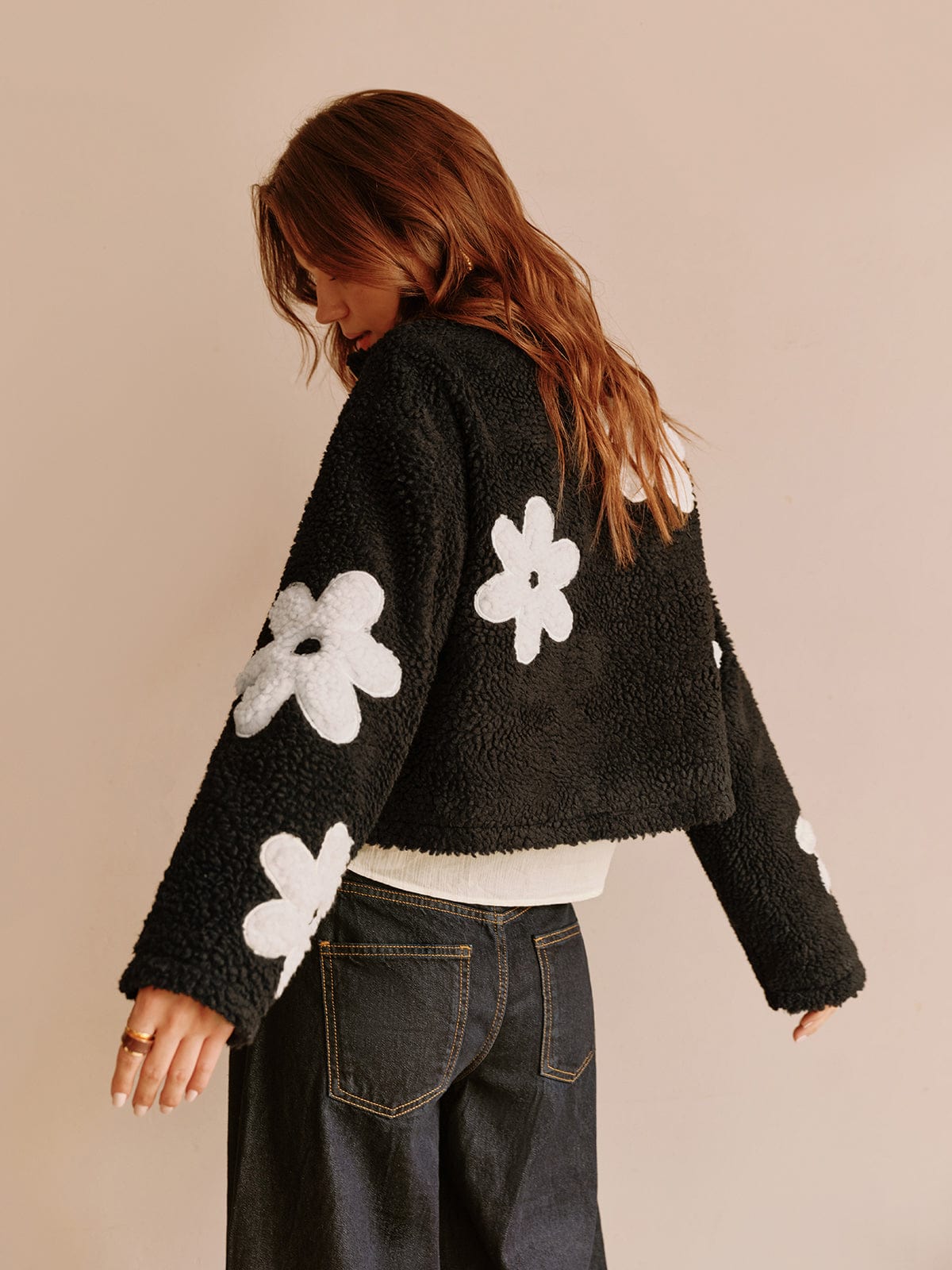 Giacca Nera con Fiori Bianchi in Stile Teddy | Fiori TIAMUSE Jackets