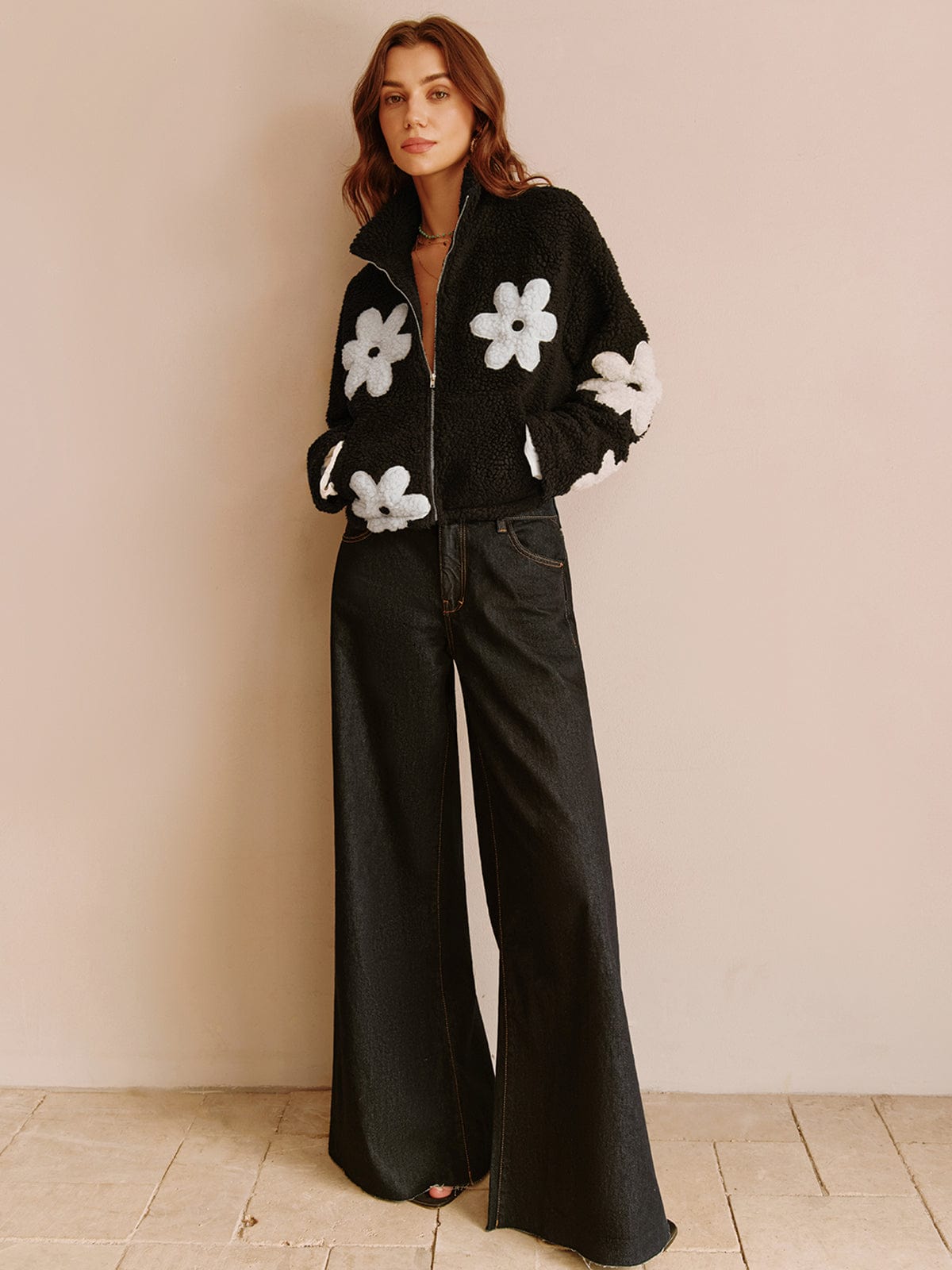 Giacca Nera con Fiori Bianchi in Stile Teddy | Fiori TIAMUSE Jackets