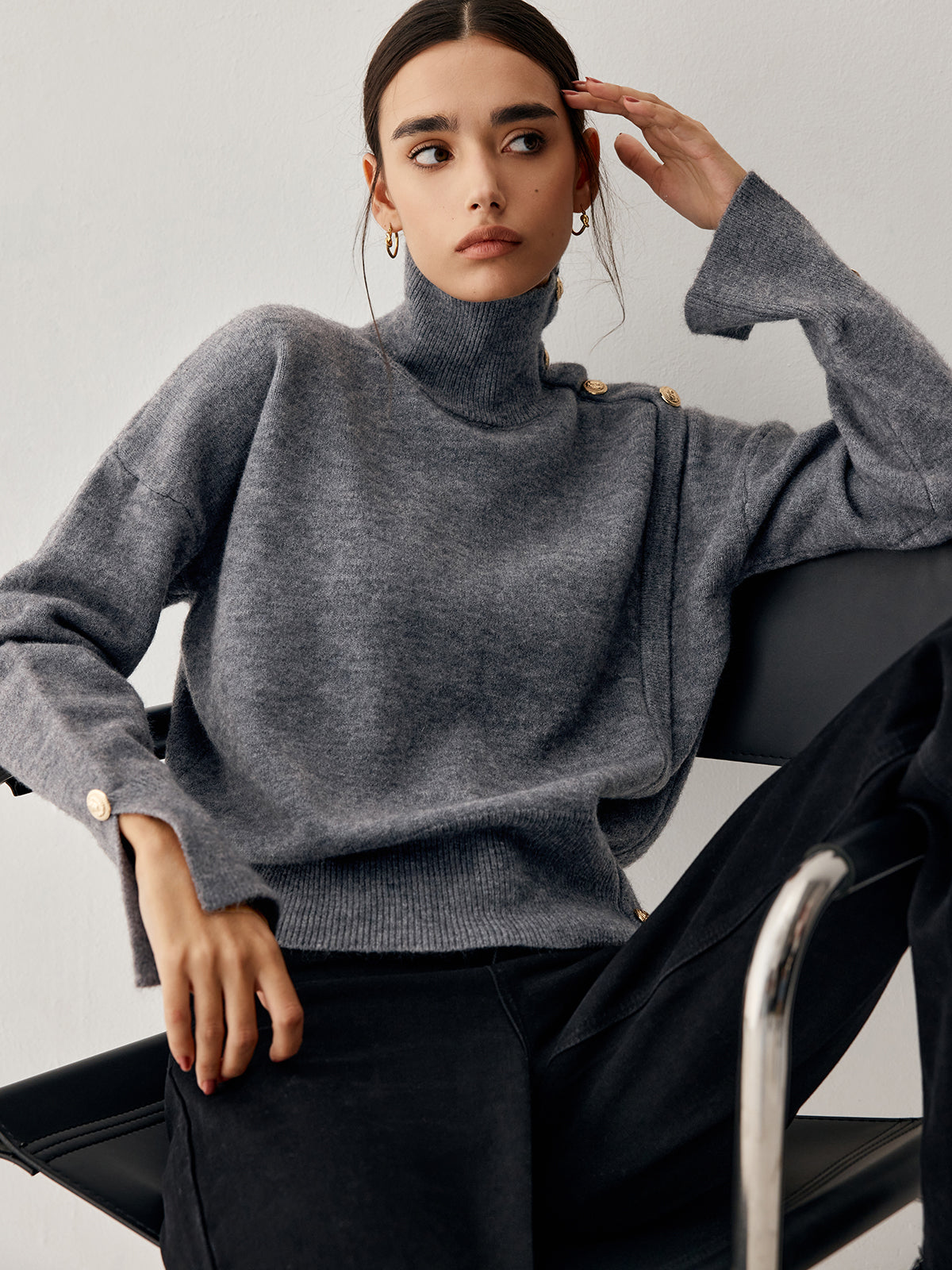 Maglione a Collo Alto Grigio con Dettagli Moderni | Moda Donna Autunno Inverno TIAMUSE Sweater