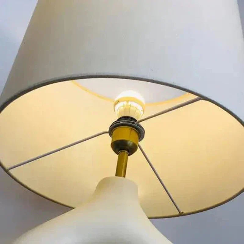 Lampada da Tavolo Scultorea Moderna con Luce LED | Freliya