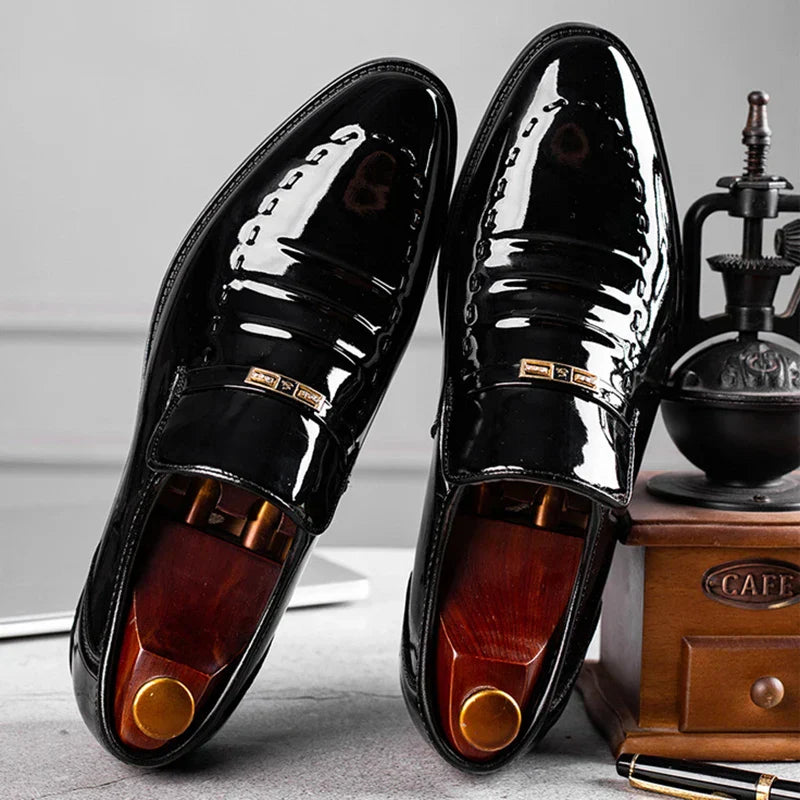 Mocassin élégant en vernis pour occasions formelles et tenues de travail