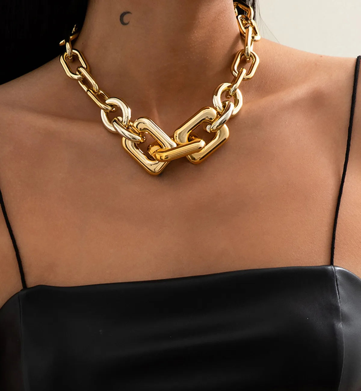 Collana Geometrica con Maglie Grandi – Trend Moda Donna 2025