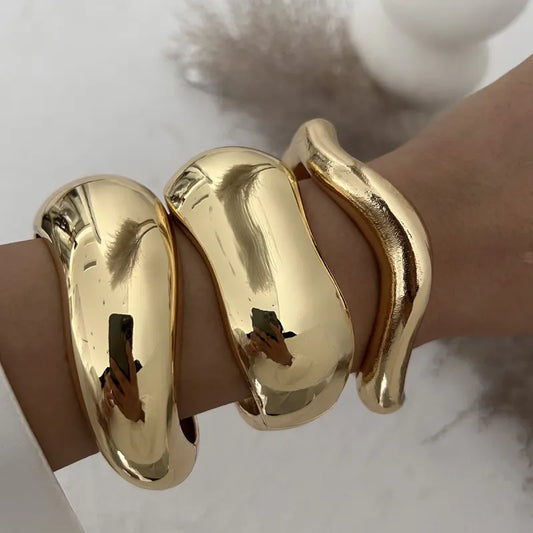 Bracciali in metallo dallo stile scultoreo – una scelta elegante per ogni outfit