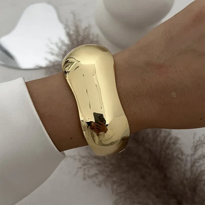 Bracciali in metallo dallo stile scultoreo – una scelta elegante per ogni outfit