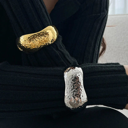 Bracciali in metallo dallo stile scultoreo – una scelta elegante per ogni outfit