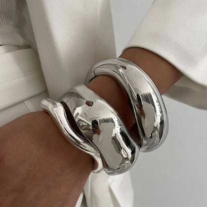 Bracciali in metallo dallo stile scultoreo – una scelta elegante per ogni outfit