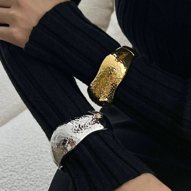 Bracciali in metallo dallo stile scultoreo – una scelta elegante per ogni outfit
