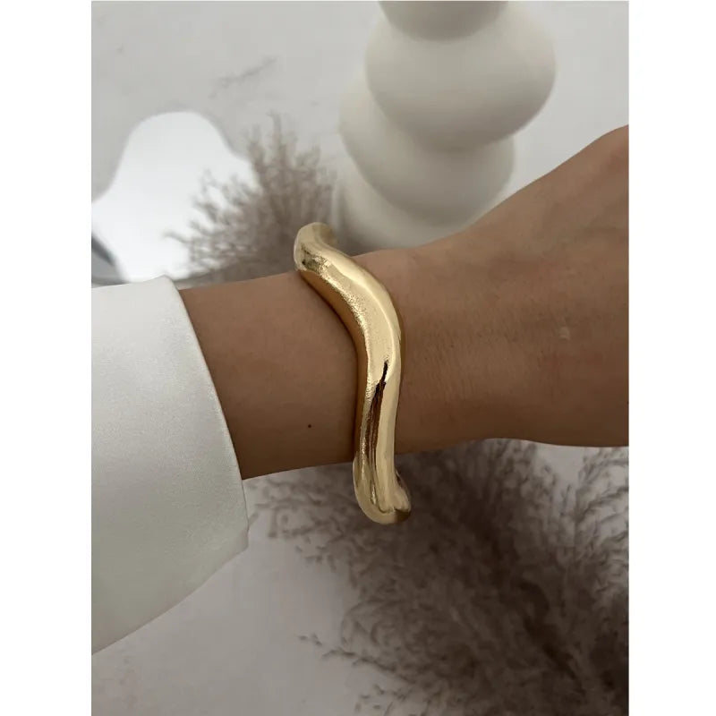 Bracciali in metallo dallo stile scultoreo – una scelta elegante per ogni outfit