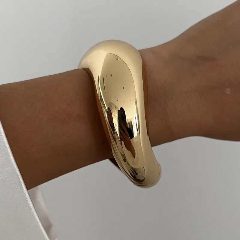 Bracciali in metallo dallo stile scultoreo – una scelta elegante per ogni outfit