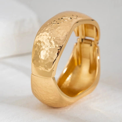 Bracciali in metallo dallo stile scultoreo – una scelta elegante per ogni outfit