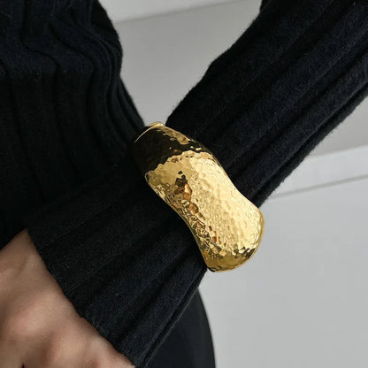 Bracciali in metallo dallo stile scultoreo – una scelta elegante per ogni outfit