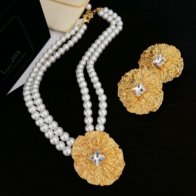 Collana con perle e orecchini ellittici – Gioielli geometrici per look raffinati TIAMUSE ACCESSORI