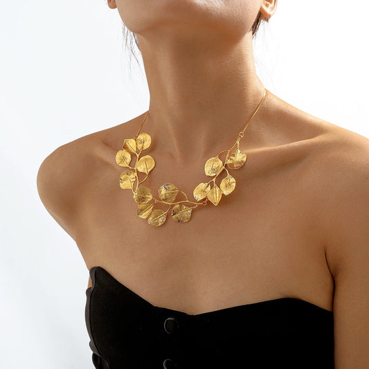 Collana girocollo a foglia dorata – Ideale per look sofisticati 2025 TIAMUSE ACCESSORI