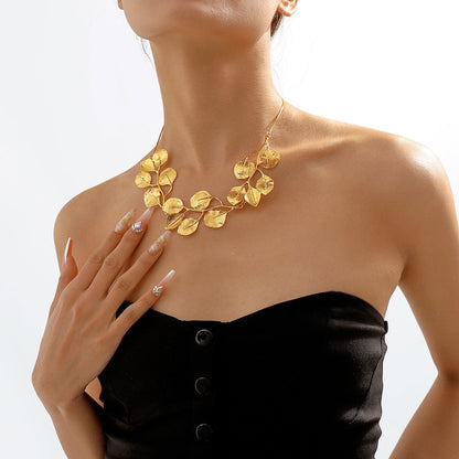 Collana girocollo a foglia dorata – Ideale per look sofisticati 2025 TIAMUSE ACCESSORI