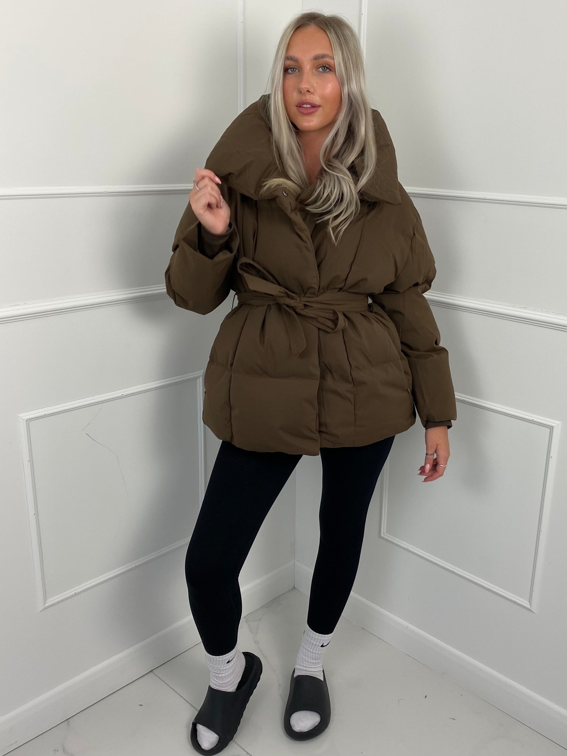 Elegante Giacca Piumino Corto con Cintura | Inga TIAMUSE Older