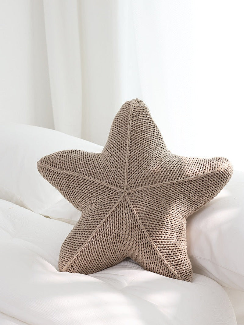 Coussin en forme d'étoile de mer travaillé à la main en corail orange, blanc et kaki | Décoration côtière Staris