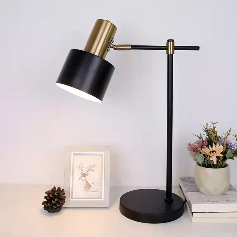 Lampada da Tavolo Moderna con Caricatore Wireless – Design Elegante e Funzionale | Hester