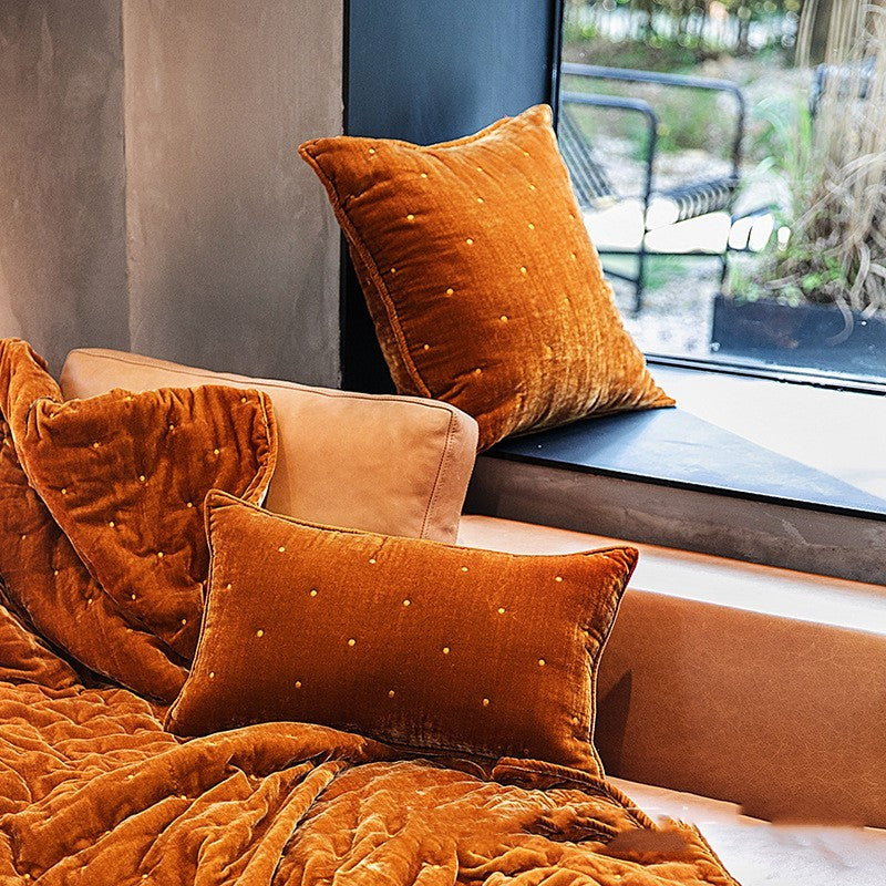 Dynebetræk i retro fløjl med nordisk broderi | Giola