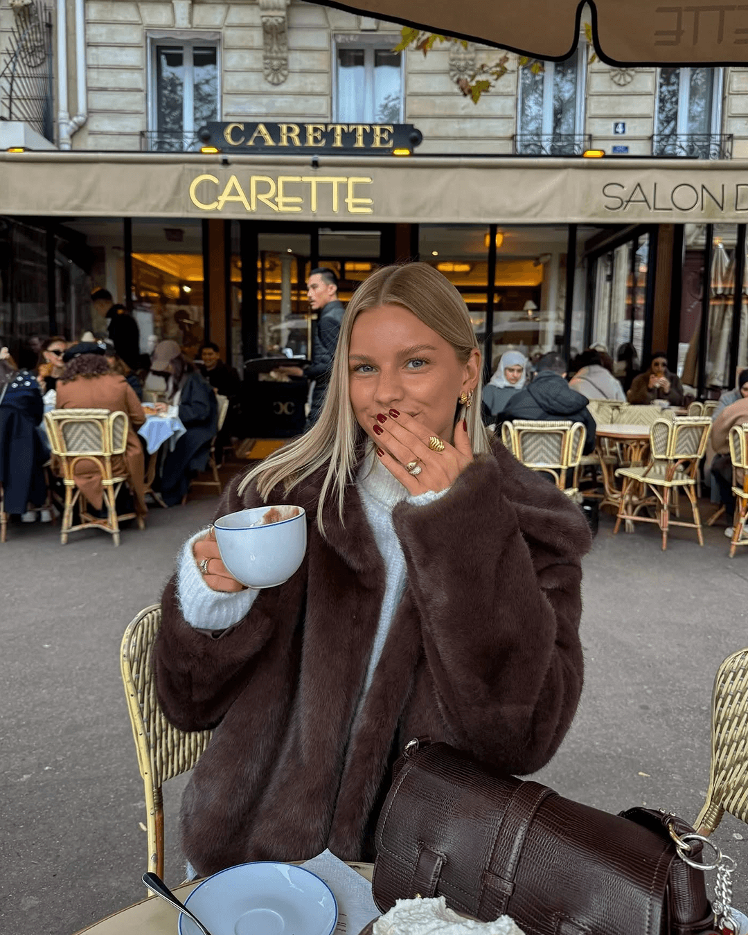 Manteau court pour femme en fausse fourrure - Veste Teddy marron tendance pour automne hiver | Serrah