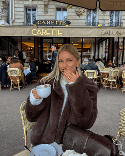 Manteau court pour femme en fausse fourrure - Veste Teddy marron tendance pour automne hiver | Serrah