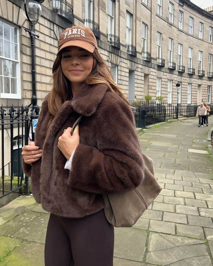 Manteau court pour femme en fausse fourrure - Veste Teddy marron tendance pour automne hiver | Serrah