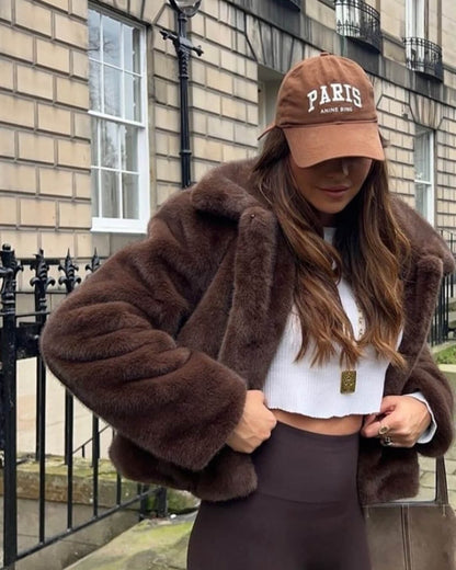 Manteau court pour femme en fausse fourrure - Veste Teddy marron tendance pour automne hiver | Serrah